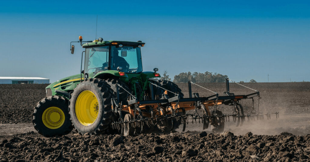 traktor mit pflug