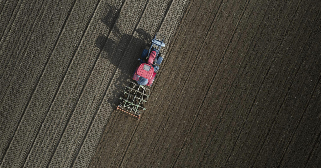 Traktor pflügt