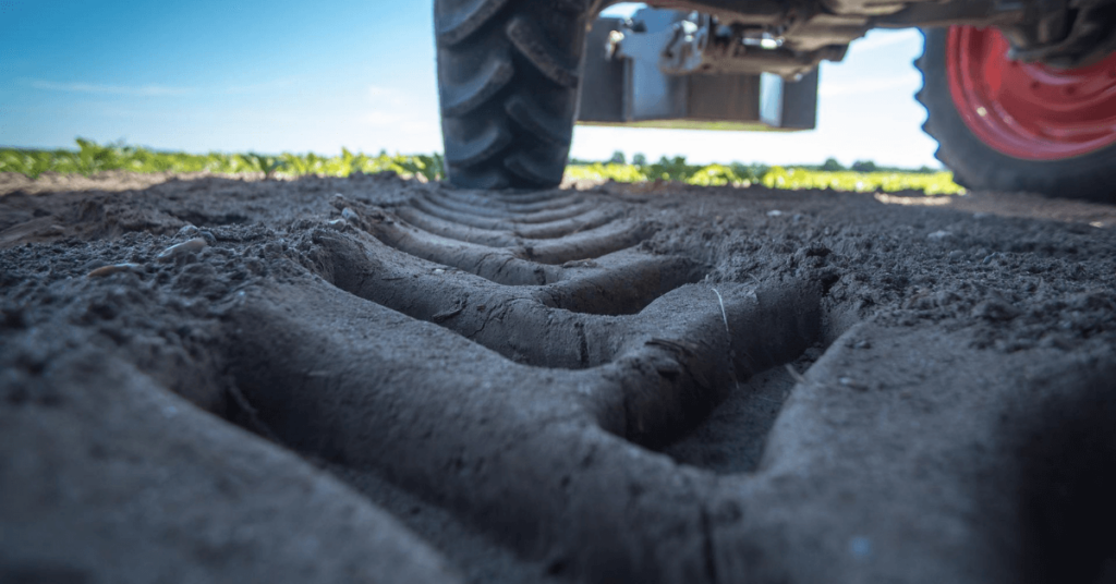 Traktor Reifen auf Feld