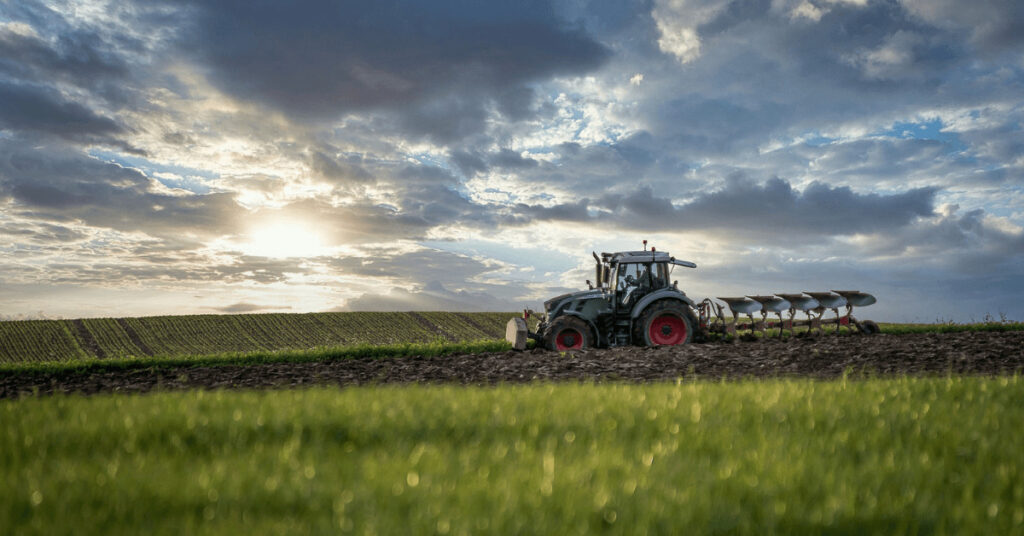 Traktor mit Pflug