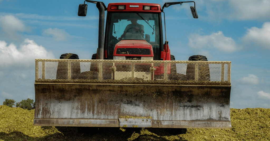 Traktor mit Maissilage